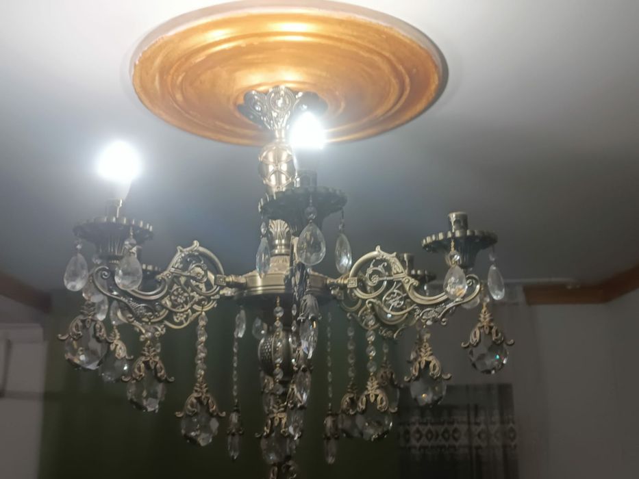 2 одинаковых люстры, люстра