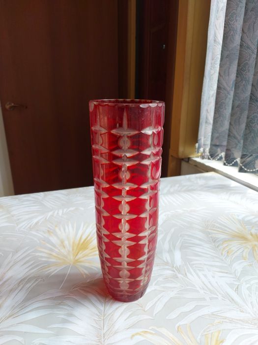 Хрустальные вазы и ладья