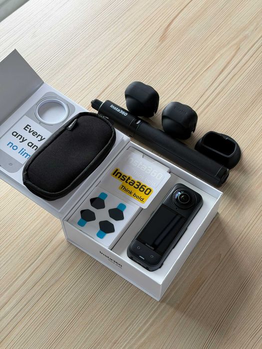 Insta360 X5 + card 256GB, Selfie Stick, protectie camera + alte accesorii