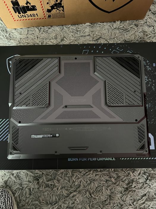 MSI Vector 18 HX AI   RTX 5080 16GB   Ultra 9 275HX  32GB DDR5  2TB SSD  QHD+ 240Hz + Accesorii