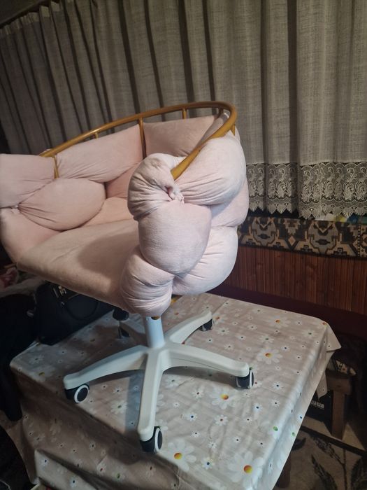 Стол за детска стая/салон за красота