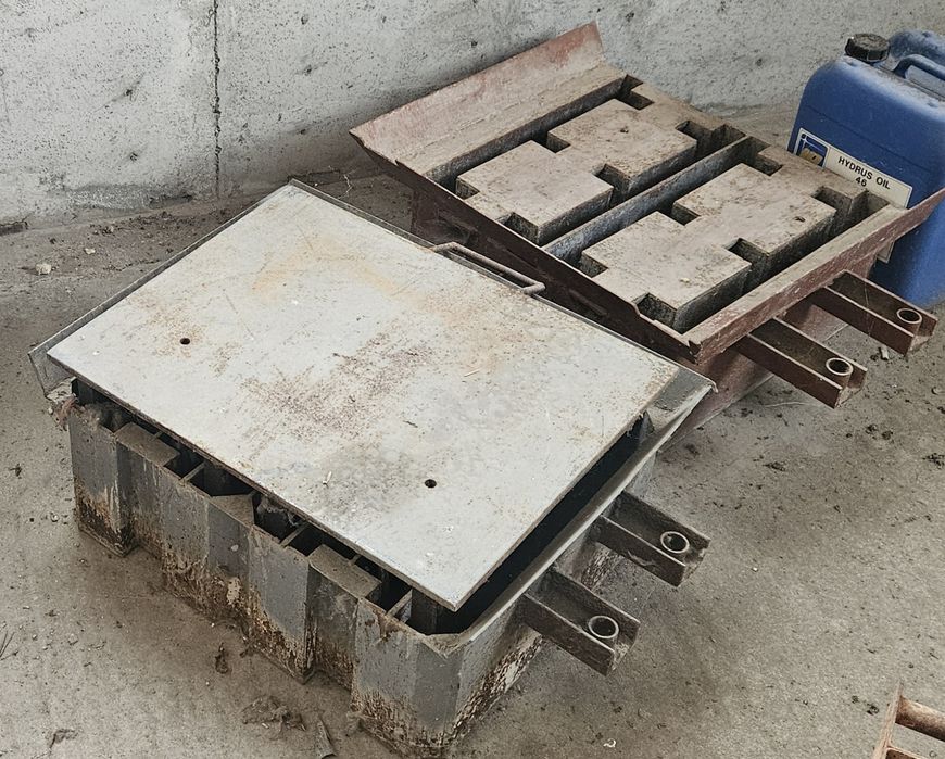 Вибрираща прес за тухли, състояние като ново с 3 калъпа