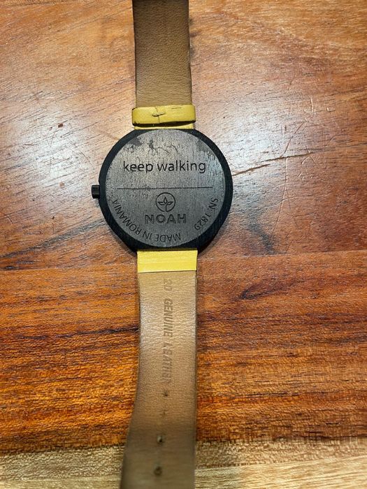 Ceas NOAH din lemn, curea galbenă, cu dată, cutie originala