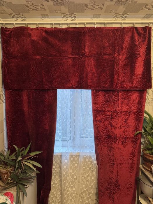 Бархатные декоративные шторы.