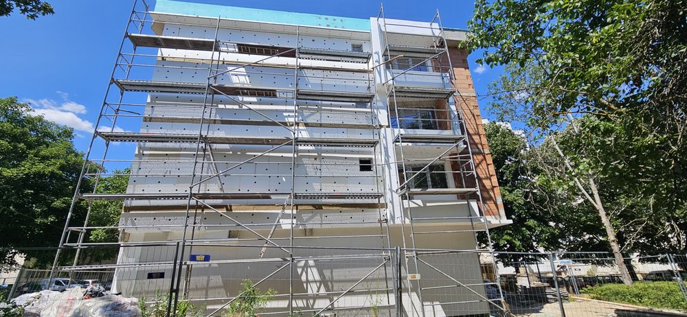 Добротица -Албенска!2ри-СРЕДЕН ЕТАЖ!
С Изложение;
-Трапезария(всекидн