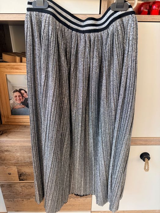 Поли с плисета различни цветове