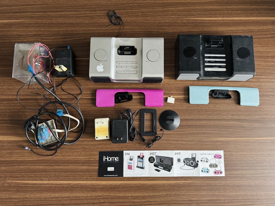 Док-станции iHome для iPhone/iPod с FM-радио и будильником.