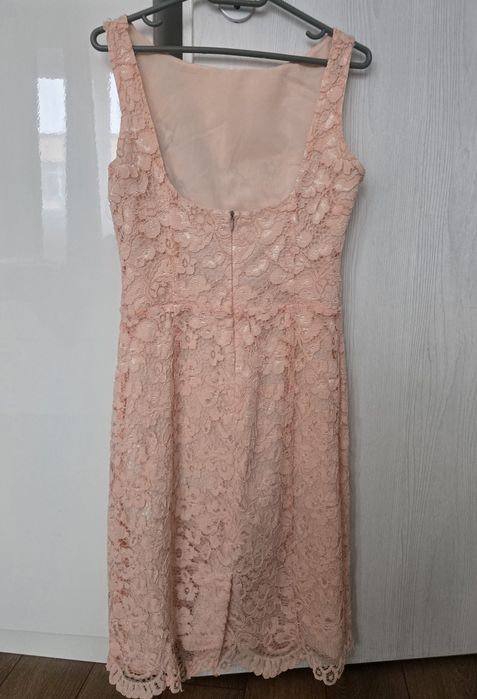 Рокля цвят праскова с гол гръб