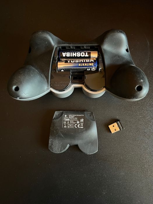 Logitech F710 безжичен геймпад за PC с USB приемник