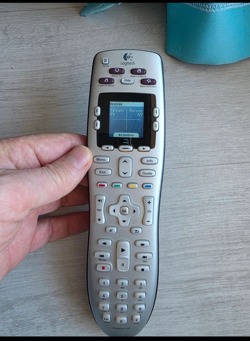 Telecomanda universala Logitech Harmony 600 si Logitech Harmony 650