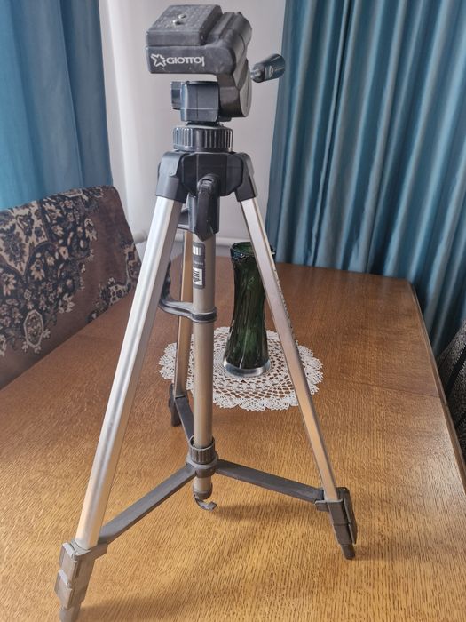 Штатив для видеокамеры
