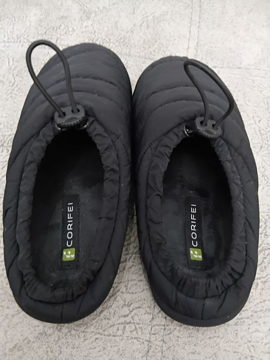 Продаётся обувь.