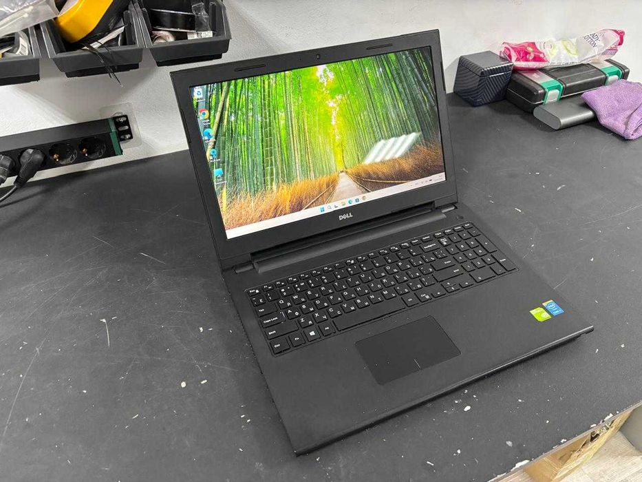 Ноутбук Dell Core i7 работает шустро SSD