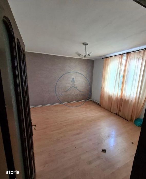 Apartament cu 4 camere si curte comuna de vanzare
