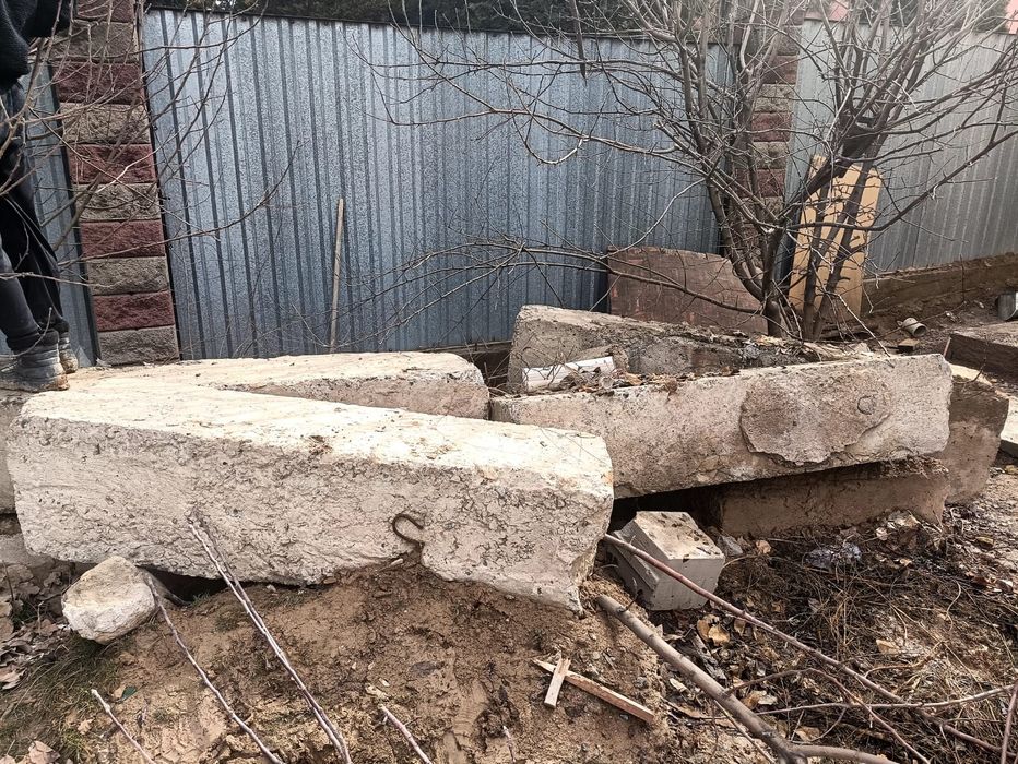 Бетонные блоки много
