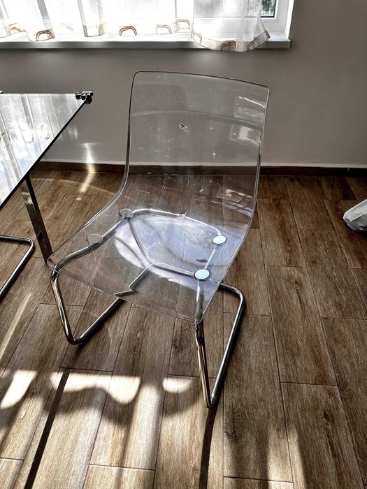 Маса със столове