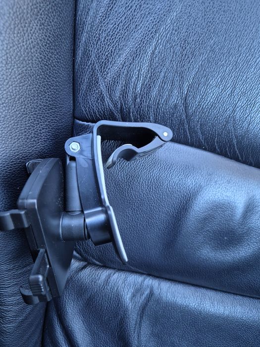 Стойка за мобилен телефон в автомобил