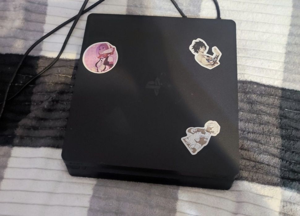 продам SonyPS4 FAT 1TB 6игры+2геймпада