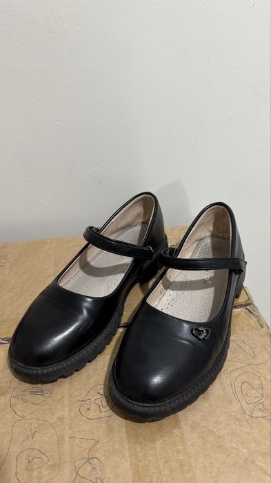 Продам туфли для девочки