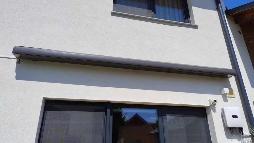 Vând pergola retractabila electric in caseta metalica 4*3 m, cu senzor de vânt și lumina