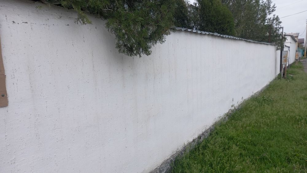 Шлактан құйылған забор, тегін беріледі. Ұзындығы 15 м, биіктігі 2 м,