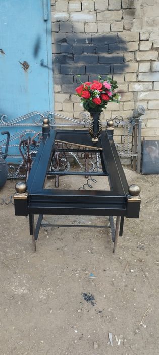 Продам цветочник на кладбище.