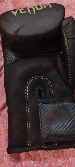 Vând mănuși venum 16oz