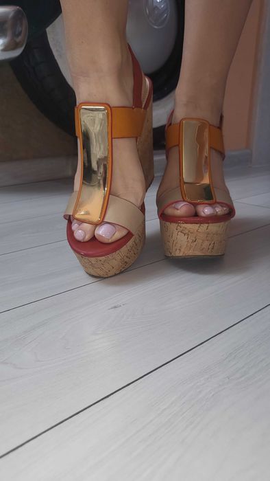 Дамски сандали на платформа