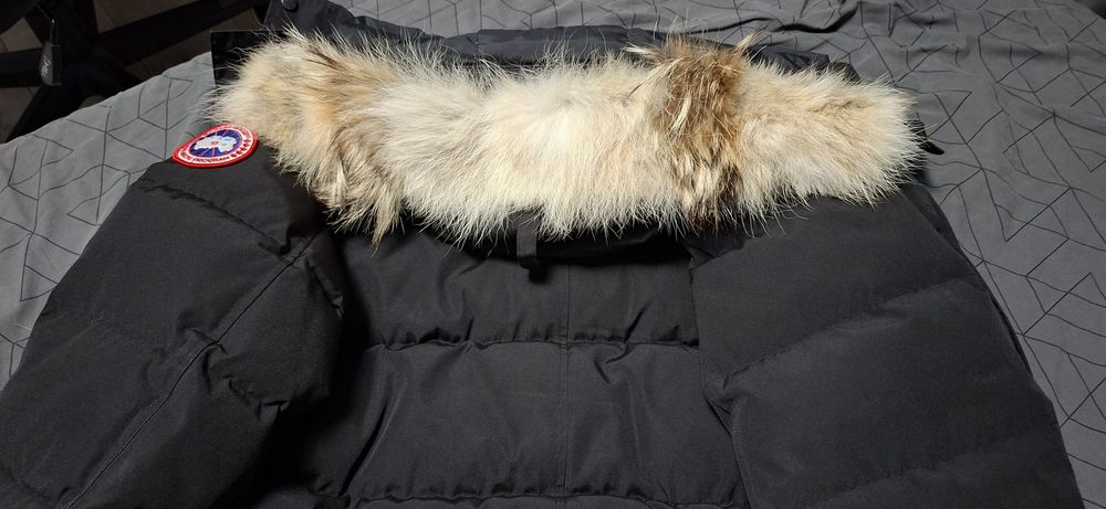 Продавам оригинално мъжко зимно яке Canada Goose