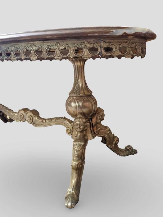 Овална холна маса с плот от полускъпоценен камък оникс