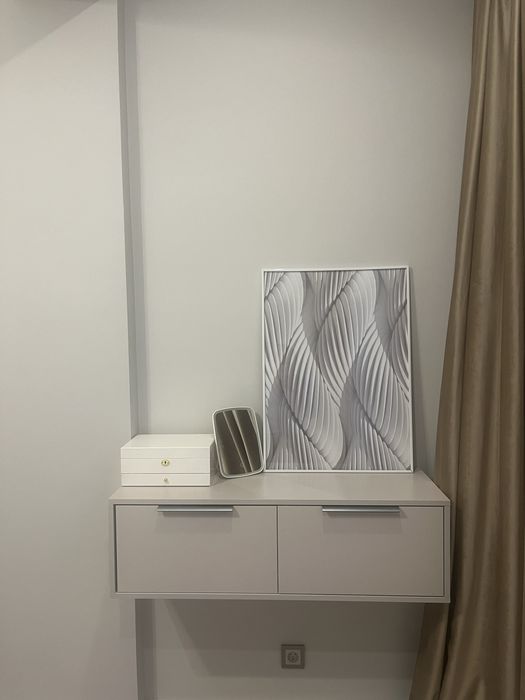 Зеркало, столик, комод