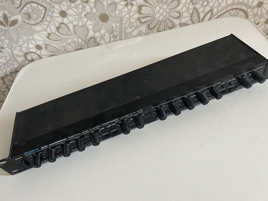 Alesis 3630 кпрссовер/ компрессор/лимитер