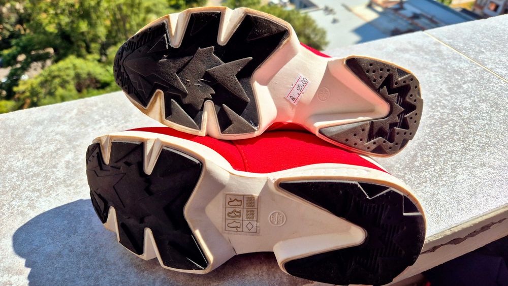 Обувки маратонки червени, с етикет