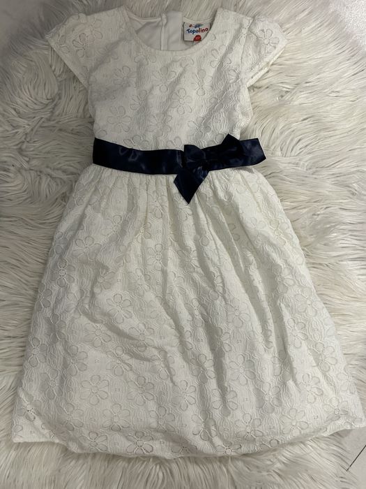 Бяла, дантелена рокля за повод