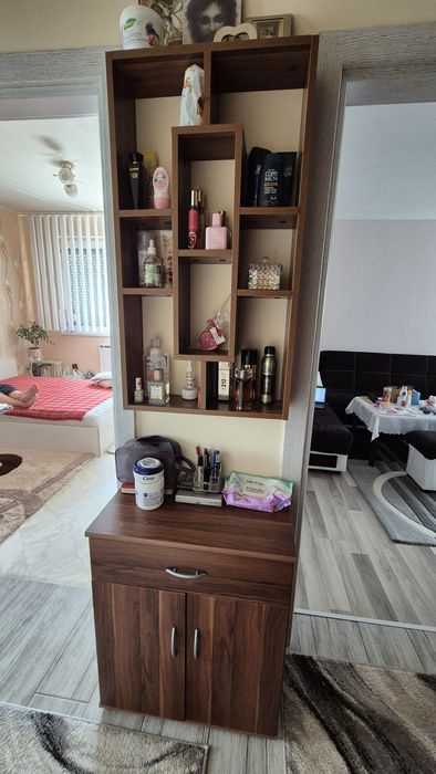 Малък шкаф, мини етажерка, портманто и закачалки за якета