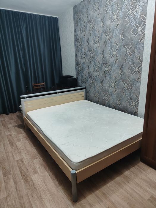 Двуспальная кровать с матрасом