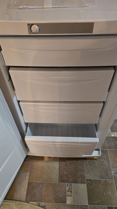Морозильная камера  Indesit SFR 100