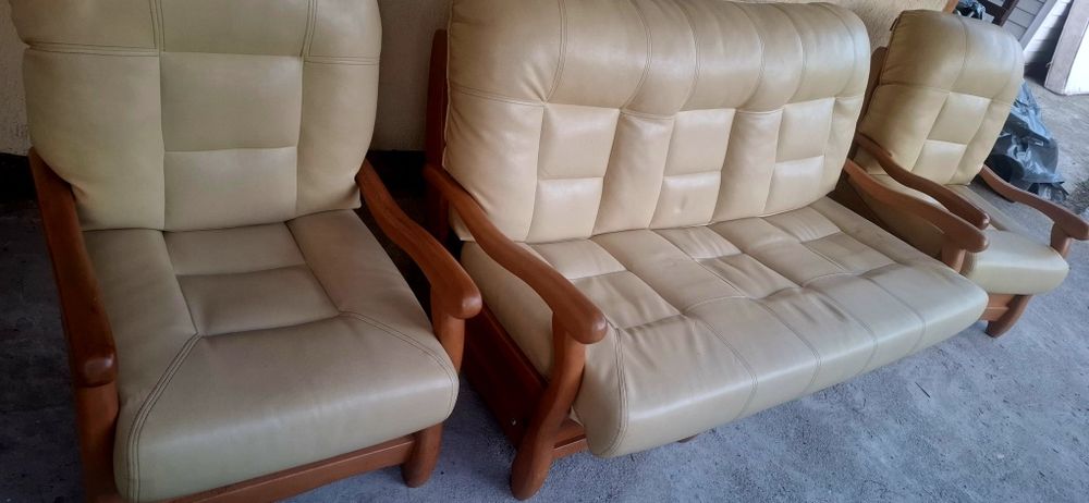 Canapea si 2 fotolii din piele sj lemn masiv.