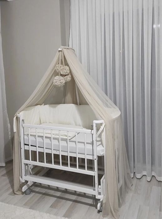 Кръгла дървена кошара на колелца с асансьор