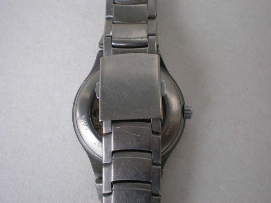 Часовник RIVADO титаниев