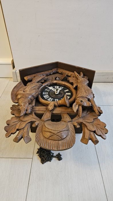 Ceas vânătoresc cu cuc sculptat în lemn masiv