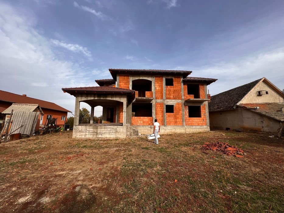 Casă la roșu la 30 de km arad