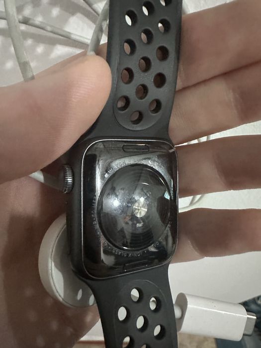 Продам apple watch se nike 40 mm