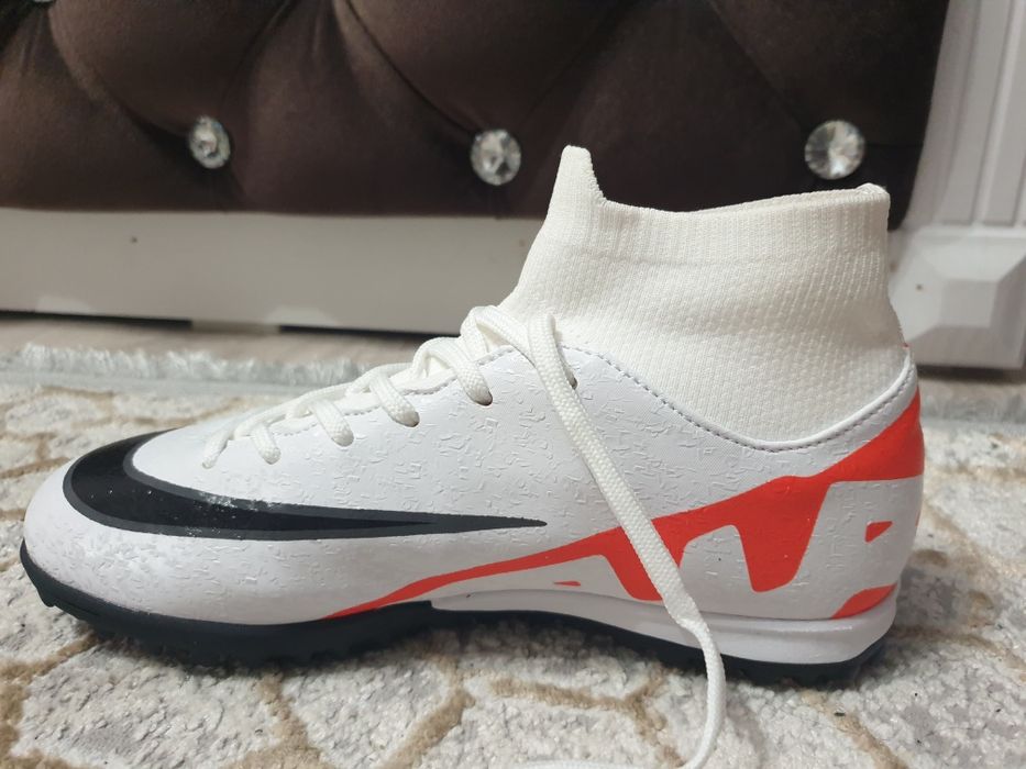 Продаю бутсы новый