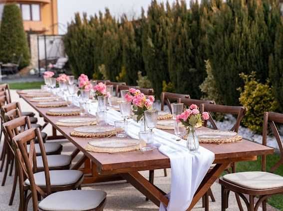Mobilier premium pentru evenimente – închiriem scaune lemn, mese și veselă elegantă