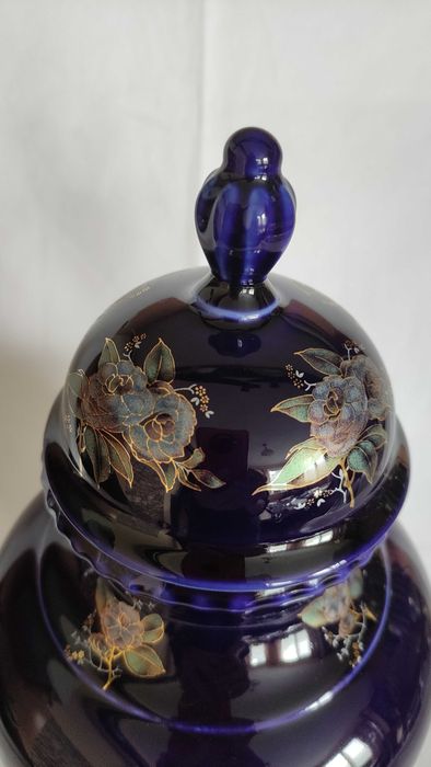 Голяма порцеланова ваза с капак