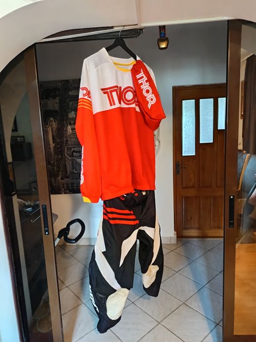 Costum motocross enduro,cu pantaloni și bluză THOR,mărimea XL,stare perfectă