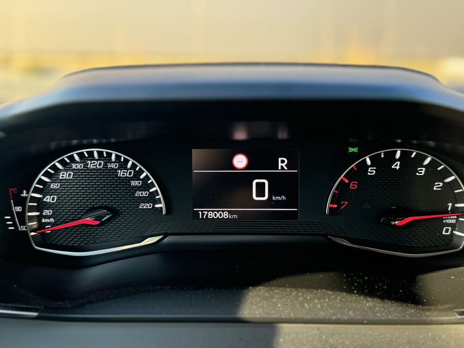 peugeot 2008, an 2021, 130cp automat