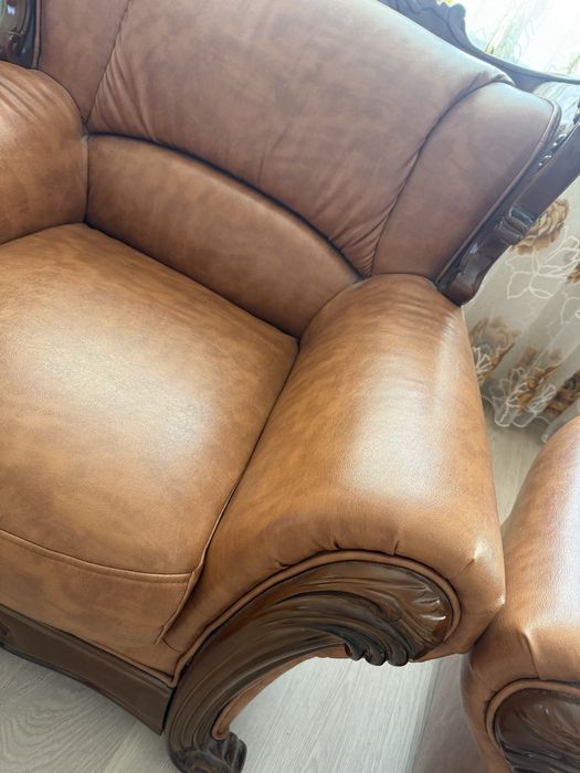 Продам кожаные диван и два кресла