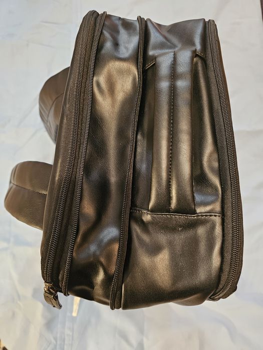 Кожанный черный рюкзак